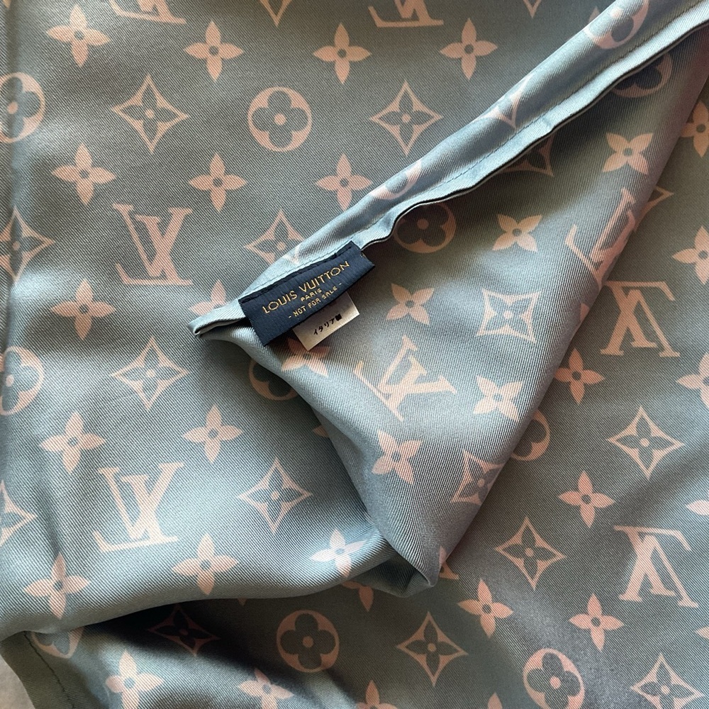 Louis Vuitton Pink and Gray Drawstring Bag - Picture 2 of 5